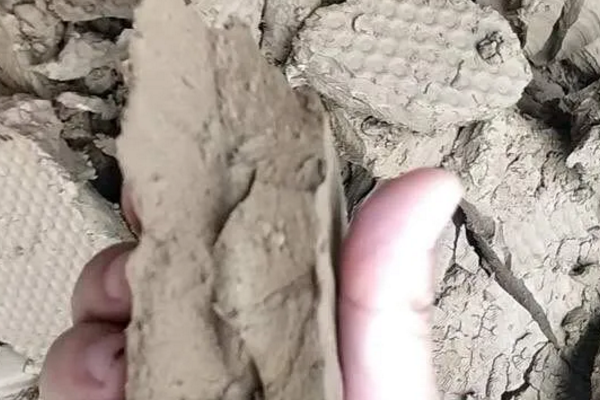 含有陽(yáng)離子聚丙烯酰胺的泥塊